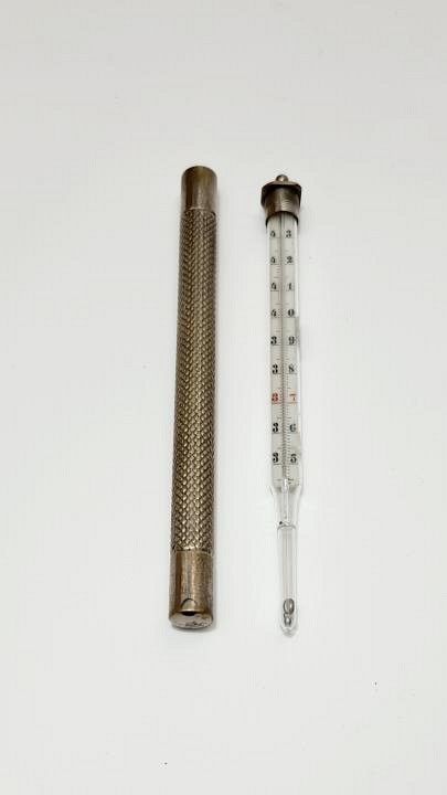 Thermometer Period in Decorative Silver Case