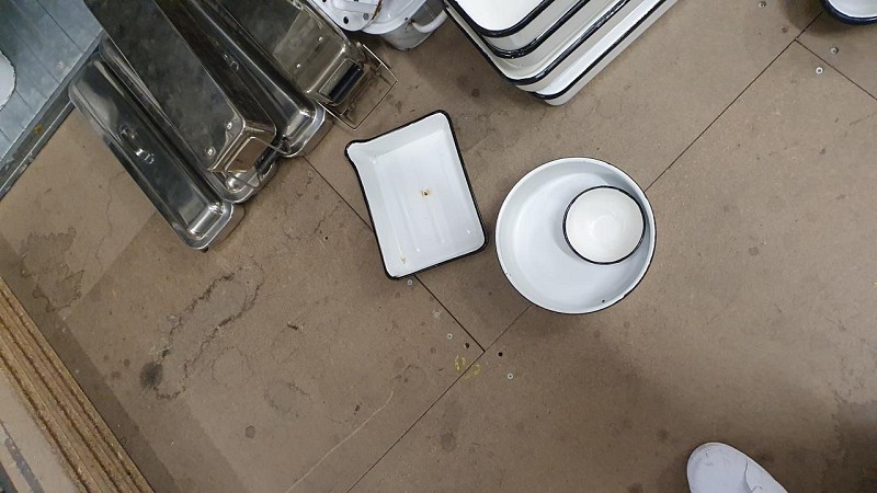 x2 small enamel Trays + 2 enamel bowls 