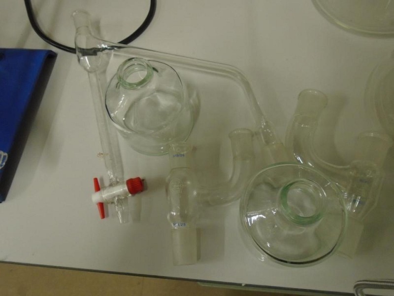 2 lab bottles 2 connectors 1 2 exit tube with tap