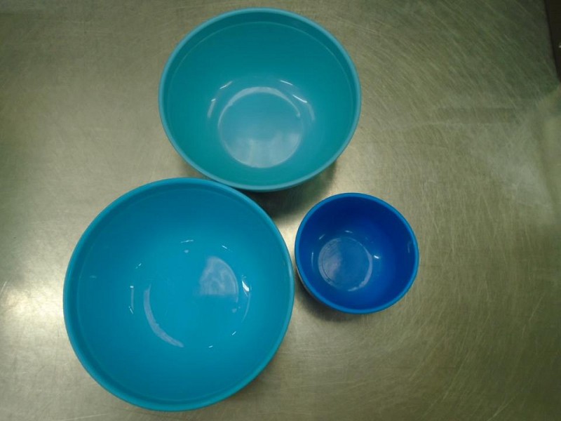 Plastic ware various trays/bowls