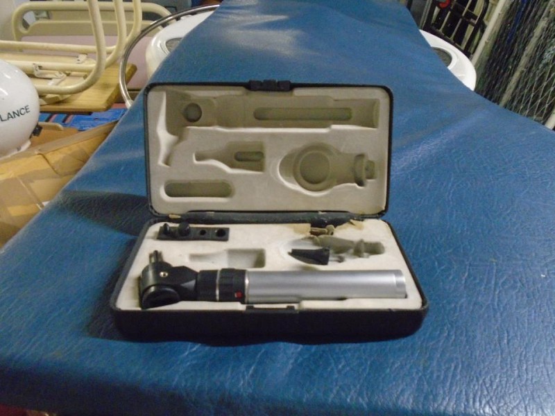 Cased auroscope/ophthalmoscope