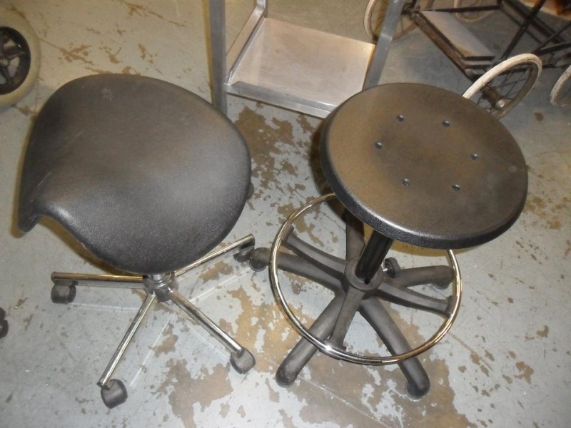 black stools 